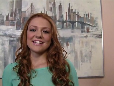 słodka nastolatka rozbiera się przed policjantem