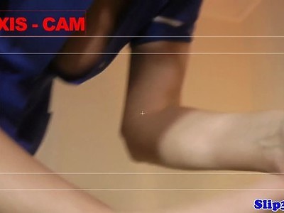 nastolatka z małym biustem prezentuje się w kuchni