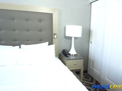 młoda amatorka robi striptise