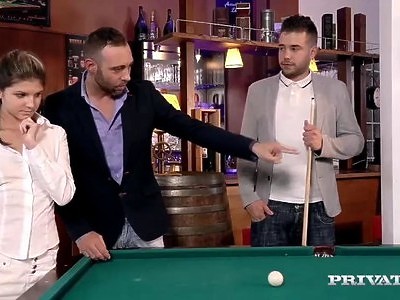 dziewica iwona rozbiera się w sypialni