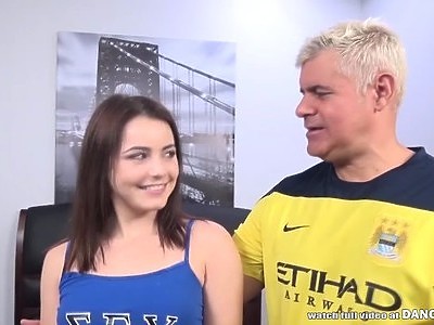 zarośnięta nastolatka nastolatka się ubiera