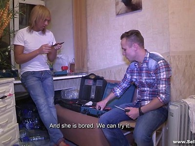 zabawia się cipką rosyjskiej nastolatki