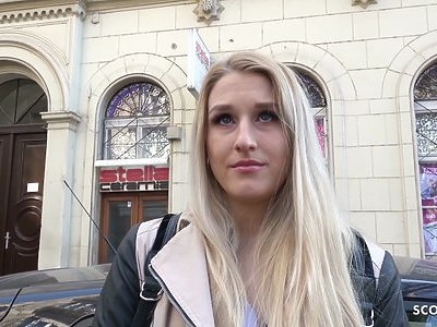 młoda dziewczyna sika