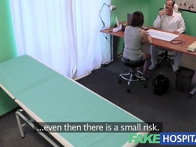 chuda nastolatka masturbuje się w słoneczny dzień