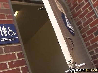 porno nastolatka w łazience