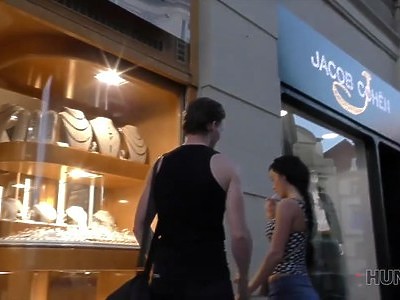 uczennica ze swoim facetem po lekcjach