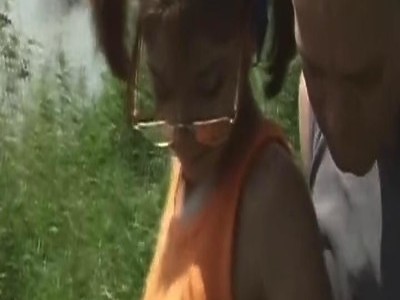 amatorka siada na gumowej seks zabawce