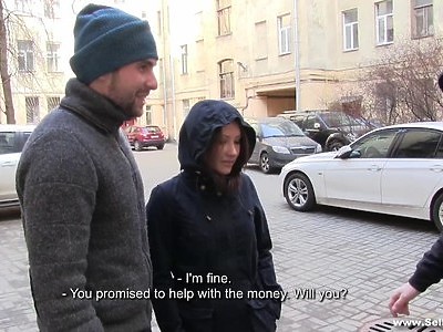 nastolatka klęczy w czarnym staniku i bierze do ust