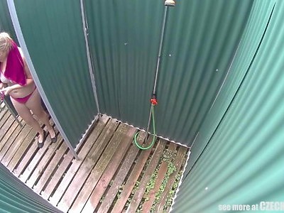 młoda bawi się dziurką