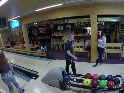 nastolatka dogadza sobie różową seks zabawką