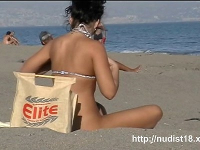 nastolatka z krągłymi piersiami trzepie długiego kutasa