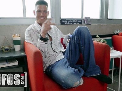 wygolona nastolatka rozkłada nogi