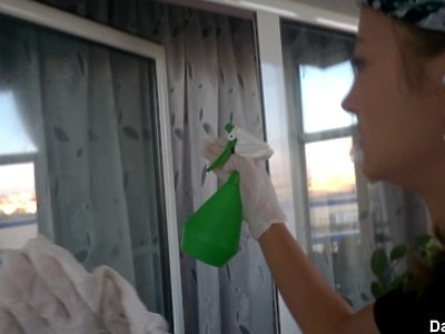 nastolatka z kolczykami nad pośladkami