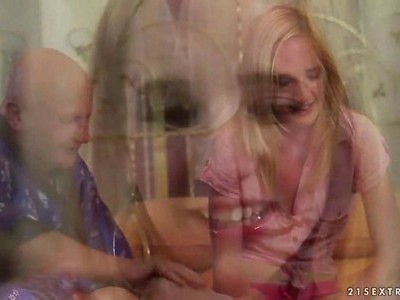 obudził młodą azjatke