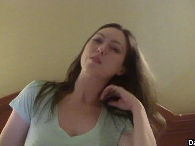 wesoła nastolatka klęczy przed wielką pałą