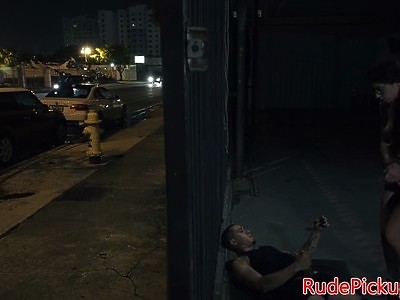 roztańczone nastolatki pokazują swoją piersi