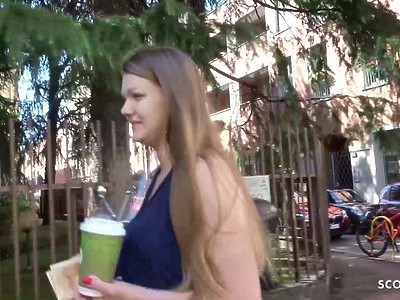 dwie nastolatki robią mu loda