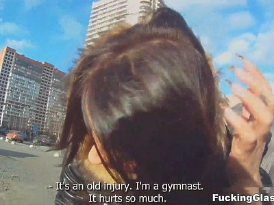 nastolatki wpychają dłonie w jej cipę