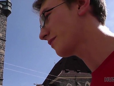 siedzi wygodnie na fotelu a nastolatka na niego wskakuje