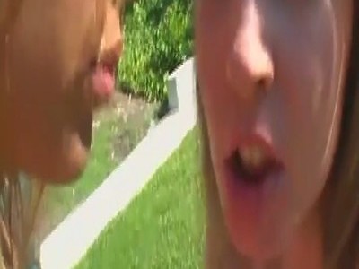 dziewica obciąga jego wykrzywioną pałkę przy basenie