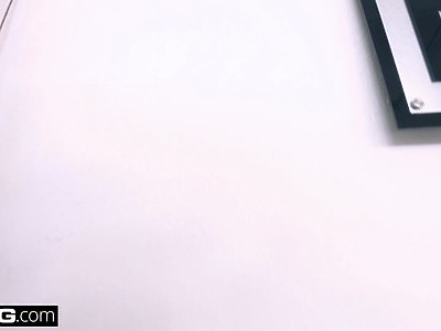 młoda japoneczka w stroju pokojówki trzepie facetowi kapucyna