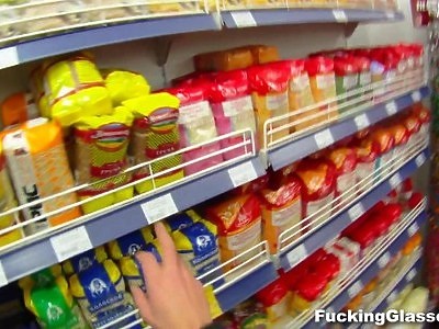 nastolatka lubi piłkę nożną