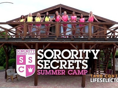 nastolatka kręci dupcią przed kamerką