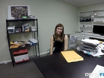 nastka testuje zabawki