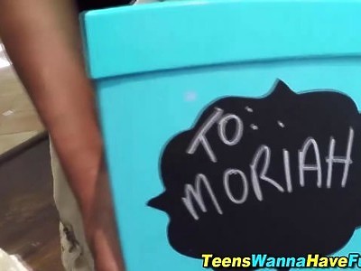 gorąca nastolatka ciągnie wielkiego członka