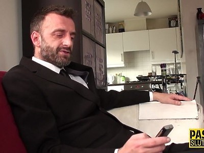 młoda z dobrą dupą klęczy na kocu i ciągnie pałę