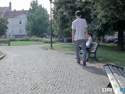 blond nastolatka masturbuje się na pomarańczowej kanapie