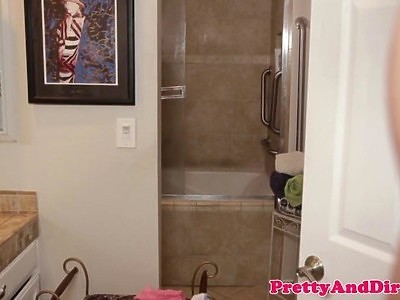 nastolatka jeździ obcasami po jego kutasie