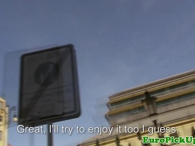 słodka nastolatka jęczy podczas minetki