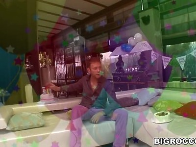 dwie młode i seksowne niunie na wyrku