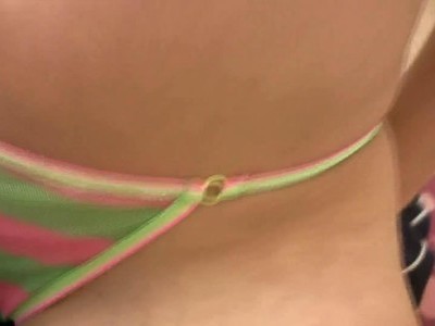 ładna nastolatka pieści pipkę i bierze penisa do ust