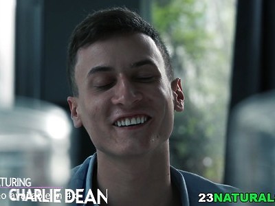 cycata nastolatka z różową pipką jest dymana w dupsko