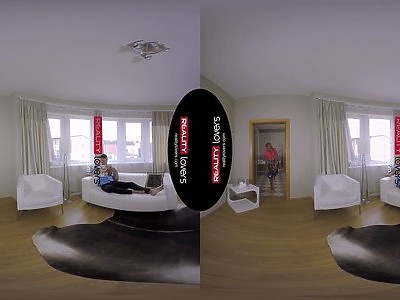 nastolatka zaczepia facetów na ulicy i zaprasza na ruchanie