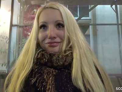 super blond nastolatka palcuje się przed kamerą