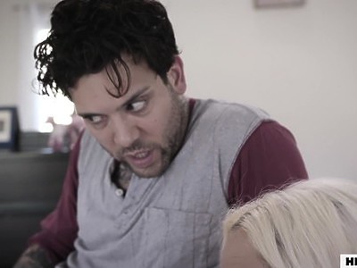 chuda i czarnowłosa nastolatka ma śliczną buźkę