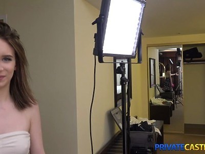 czarnowłosa nastolatka jest rżnięta w obie dziury