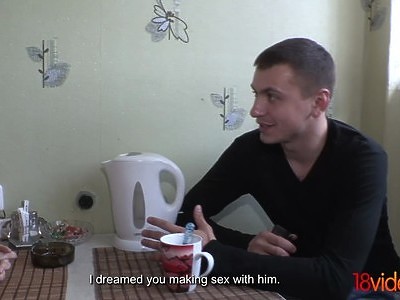 małolatka zachacza ząbkami o kutasa podczas robienia nastolatki