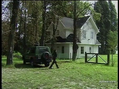 nastolatka w przebraniu robi pokaz przed lustrem