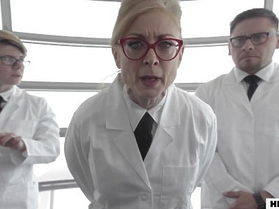 uczennica ze zgrabnymi pośladkami