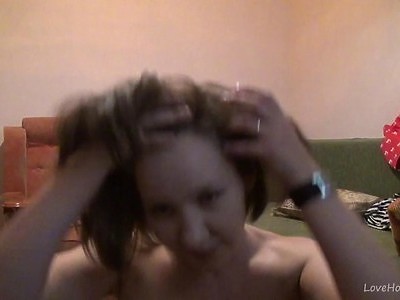 dziewiętnastolatka fajnie się pieści paluszkiem