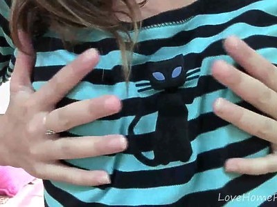 seksowna nastolatka dosiada go analnie na kanapie