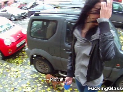 mama liże cipkę młodej lesbie