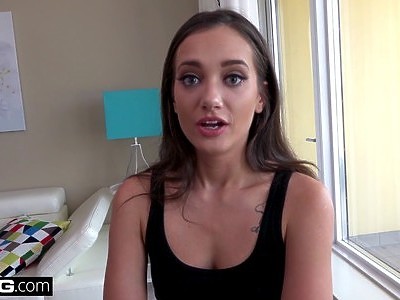 cycata nastolatka fajnie kręci dupeczką