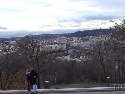 nastolatka w prześwitującym białym staniku