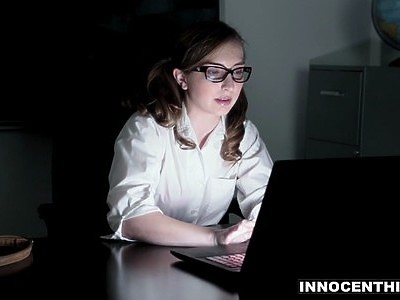 ujeżdża młodą dziewicę