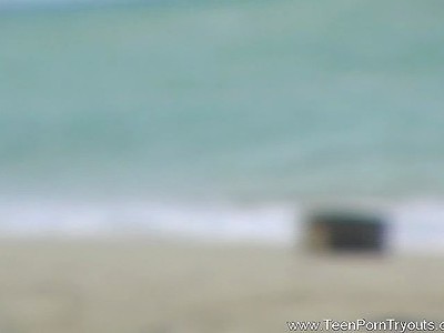 nastolatka w kitkach lubi posuwanie na dwa baty